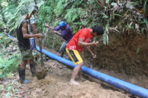 As part of their angkas, community members work together to bury the HDPE pipe for added protection. 1