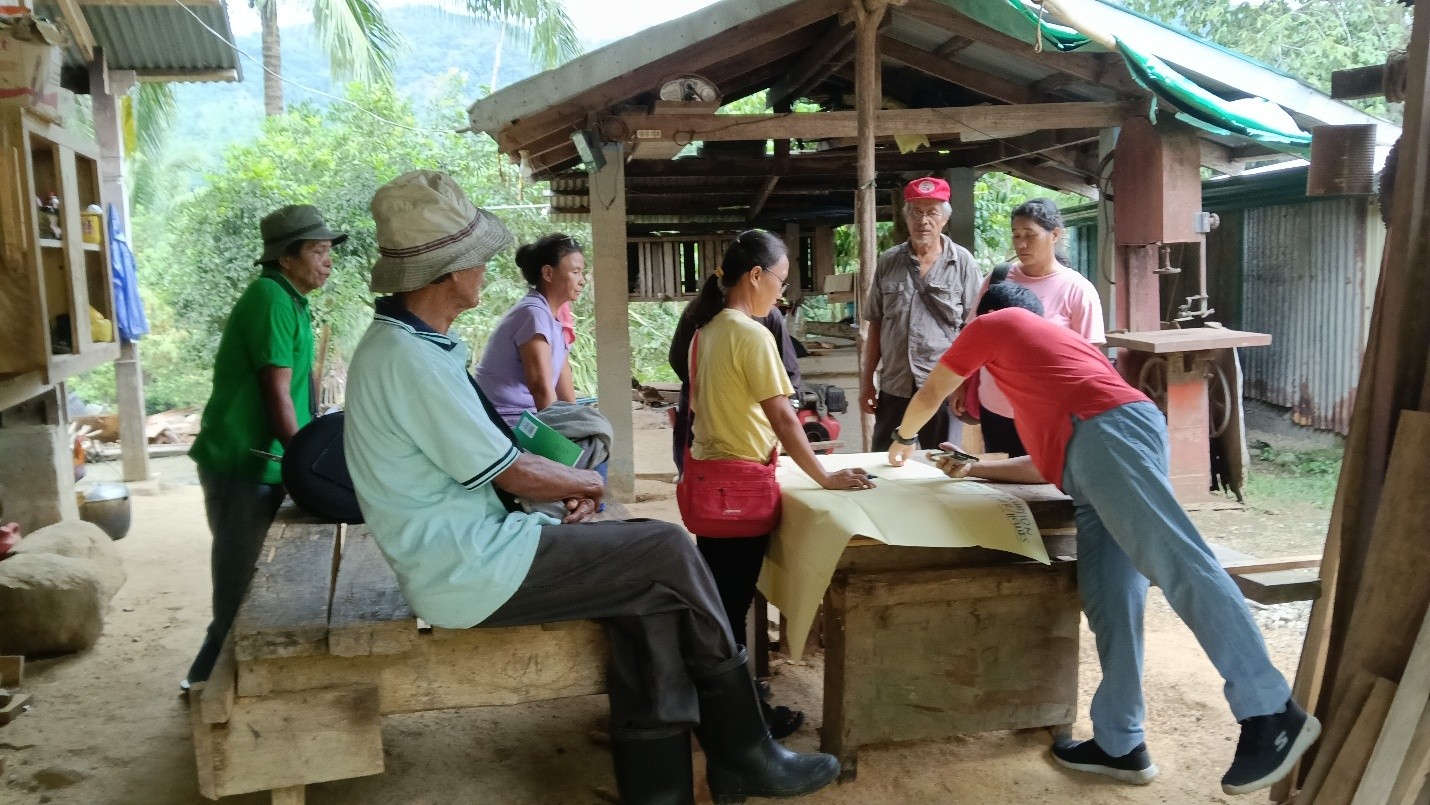 CorDisRDS assists the Purok 4 group in developing their evacuation plan, emphasizing the need for an assembly point due to the distance between households.